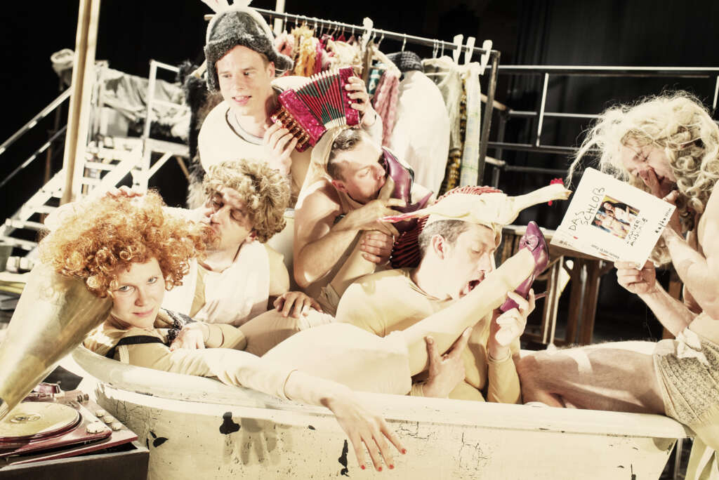 Das Schlossnach Franz KafkaPremiere Thalia Theater am 4. Juni 2016Regie Antú Romero Nunes