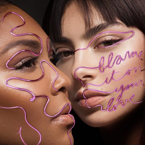 Die Sängerin Charli XCX und Lizzo haben eine gemeinsame Single mit dem Titel „Blame it on your love“ veröffentlicht.