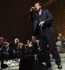Charly Hübner und das Ensemble Resonanz